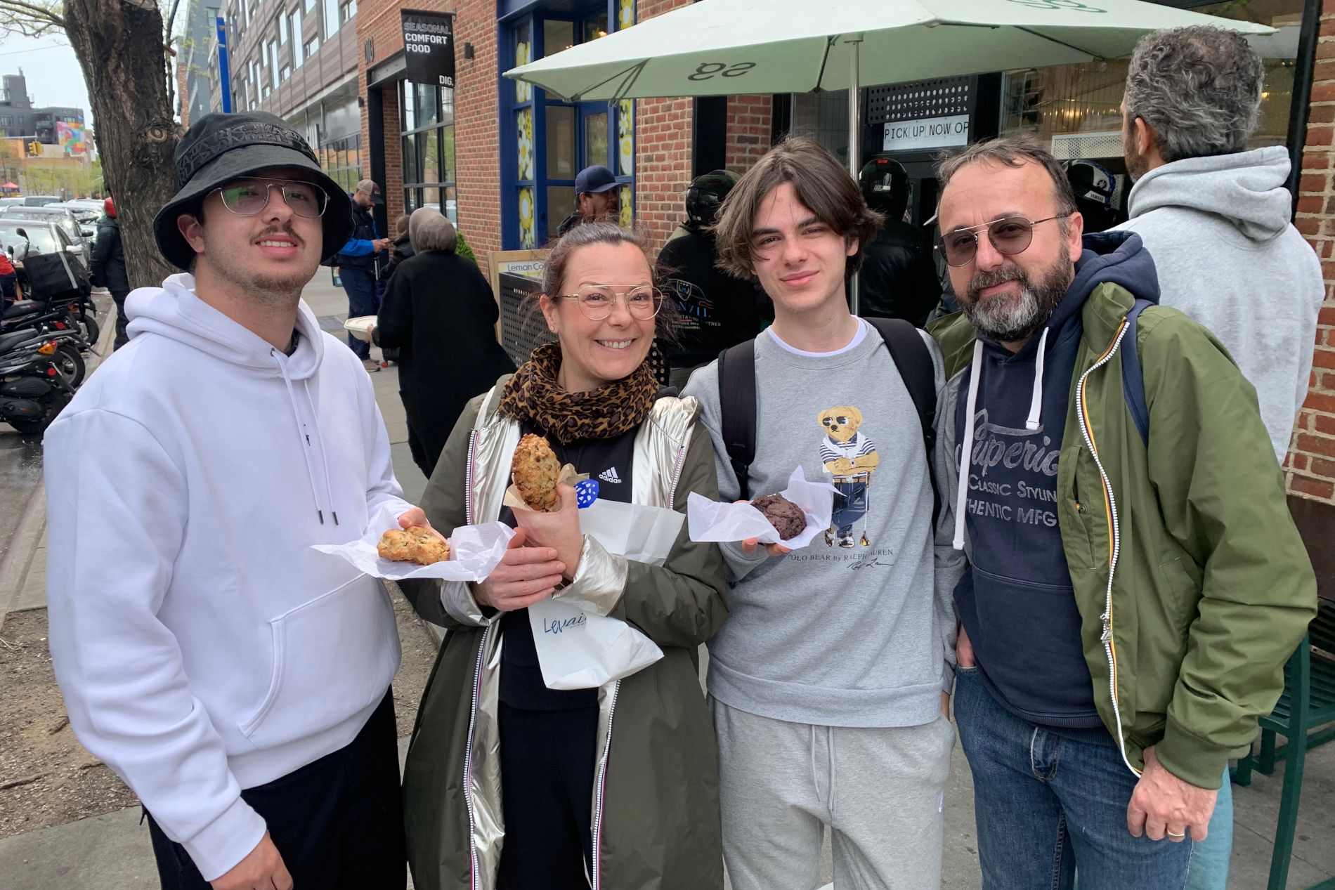 Famille française goûtant des cookies lors de la visite guidée de Bushwick