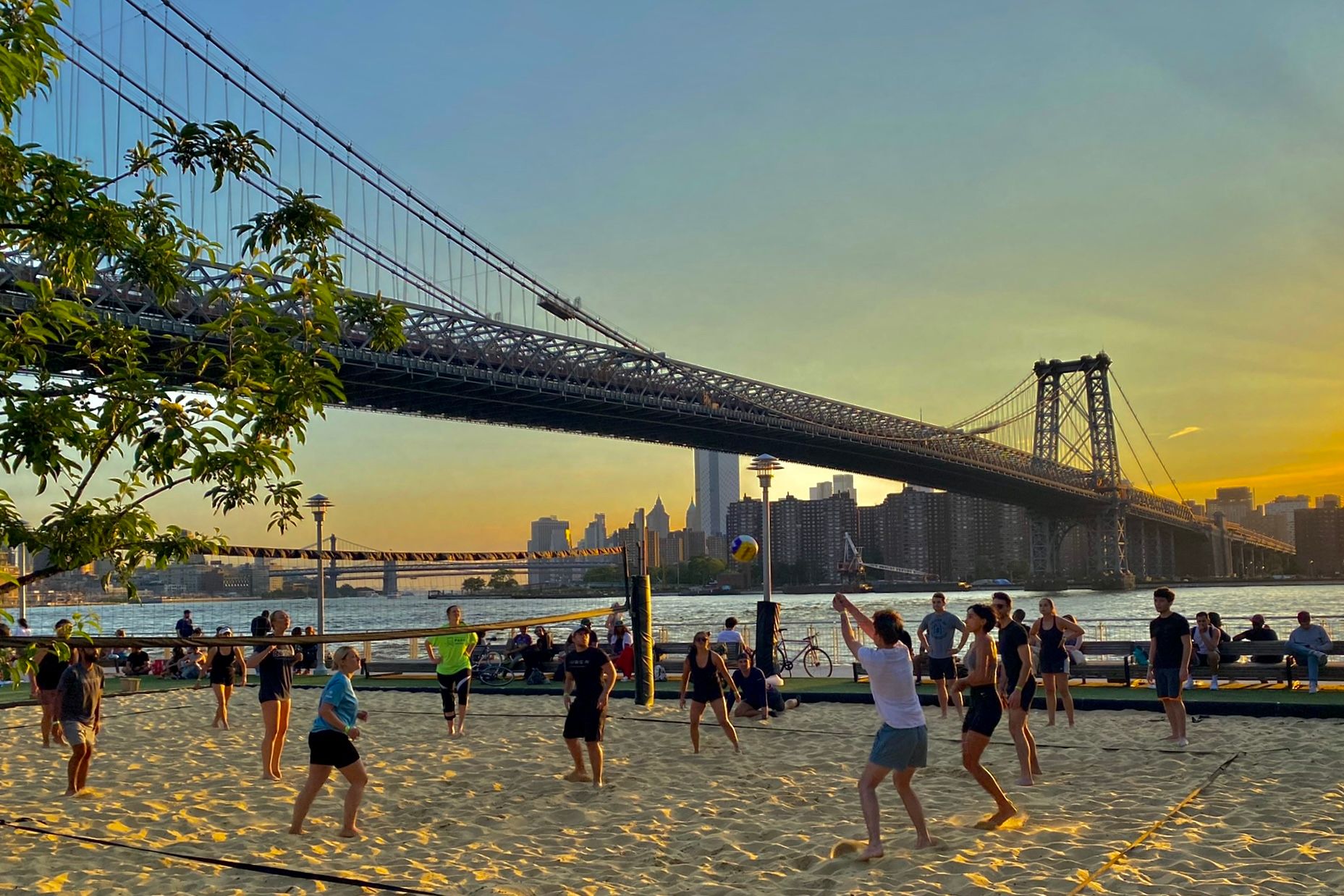 Joueurs de beach-volley dans le Domino Park à New York