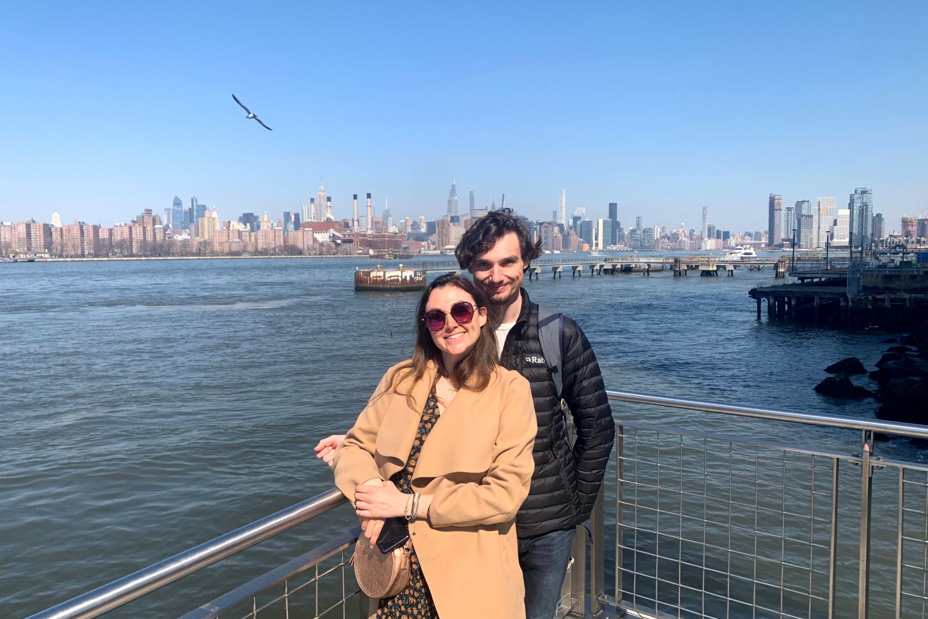 Couple de touriste avec la vue sur New York