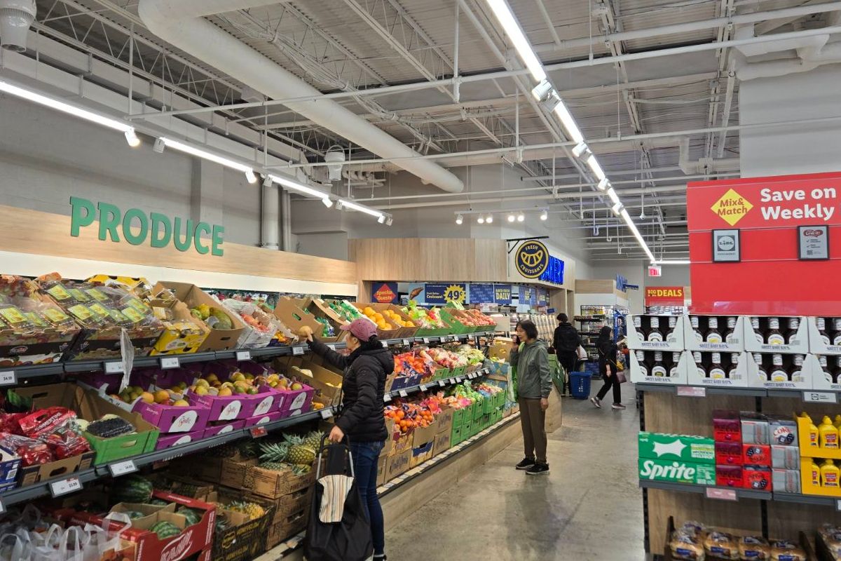 Le rayon fruits et légumes du supermarché Lidl dans le Lower East Side de New York