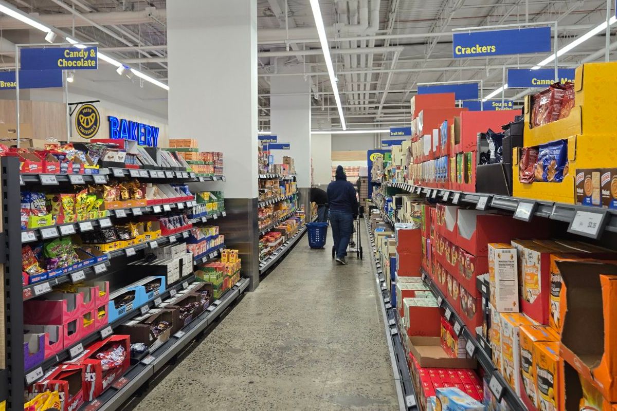 Le rayon friandises et biscuits du supermarché Lidl dans le Lower East Side de New York
