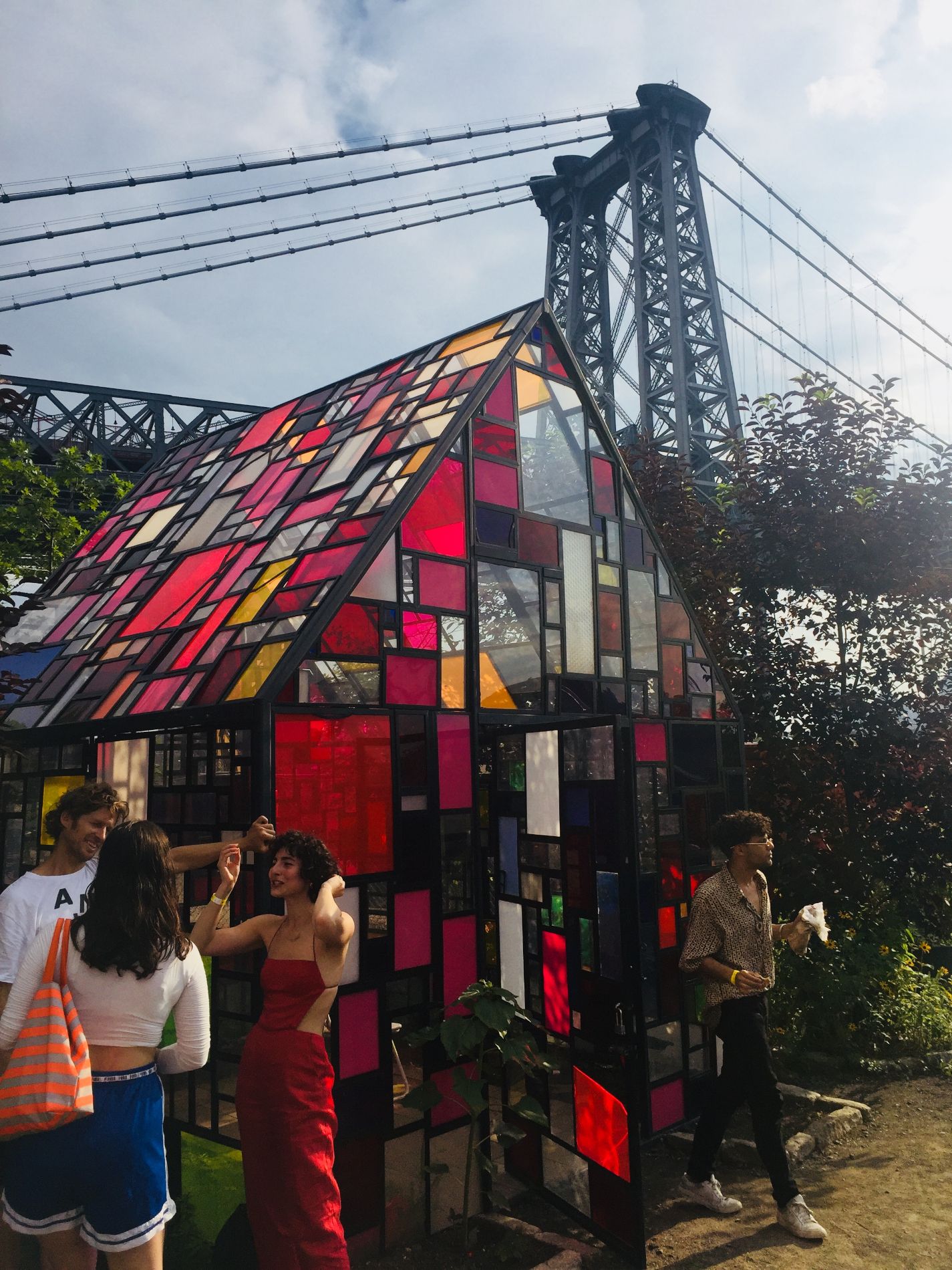 Structure en verre au pied du pont de Williamsburg