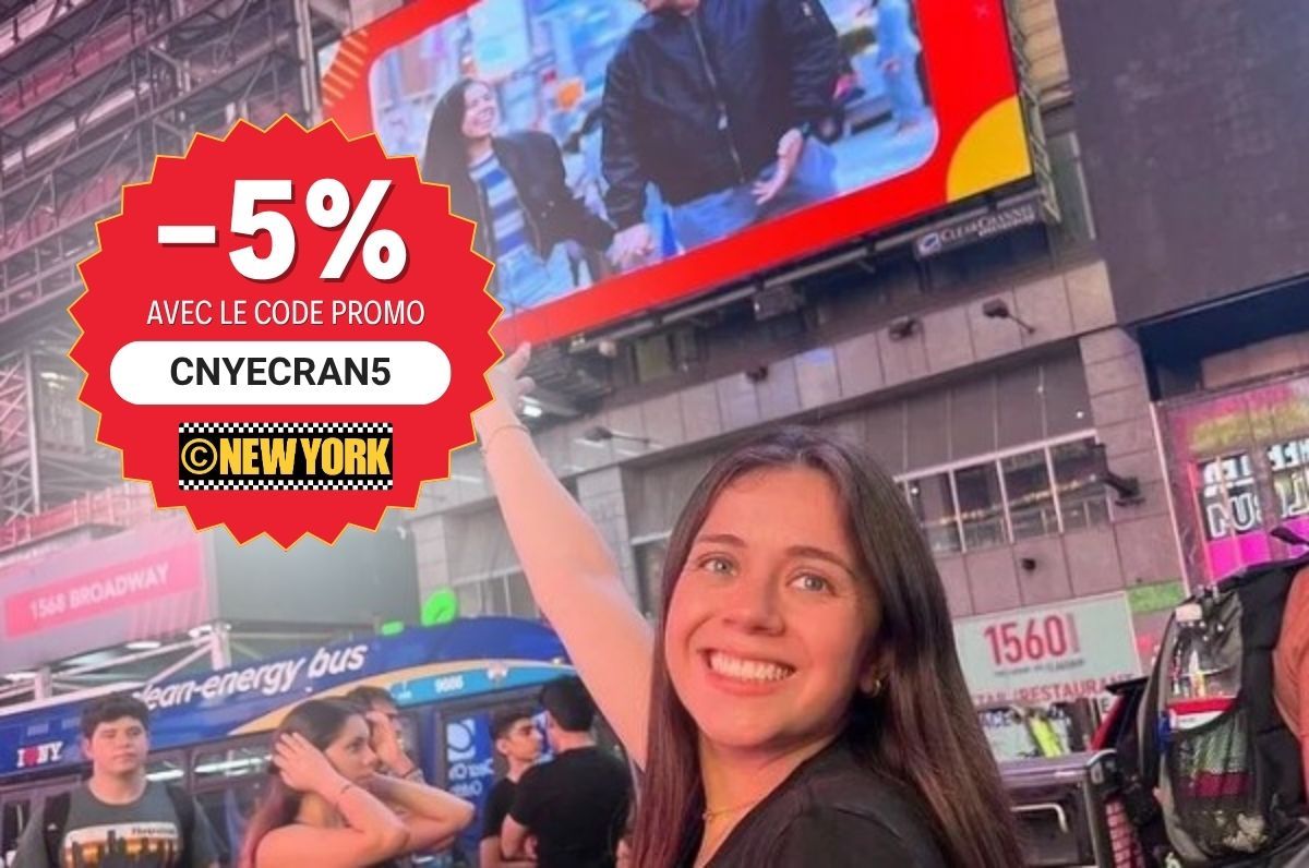 Jeune fille posant devant l'écran géant de Times Square à New York