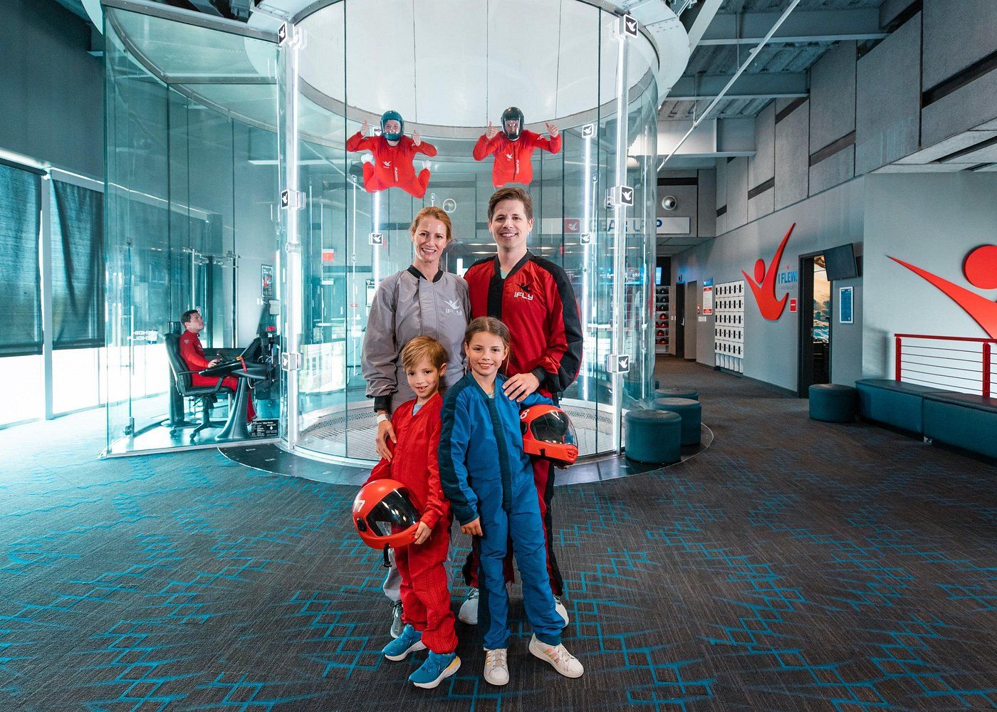 Famille faisant du parachutisme en salle à New York