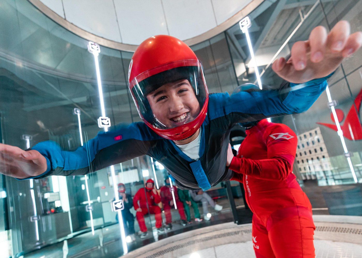 Jeune faisant du parachutisme en salle à New York