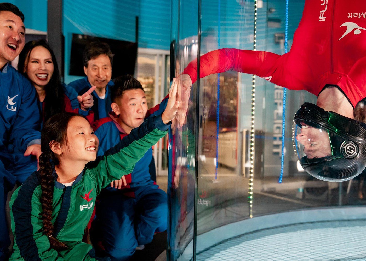 Instructeur saluant des touristes chez iFly à New York