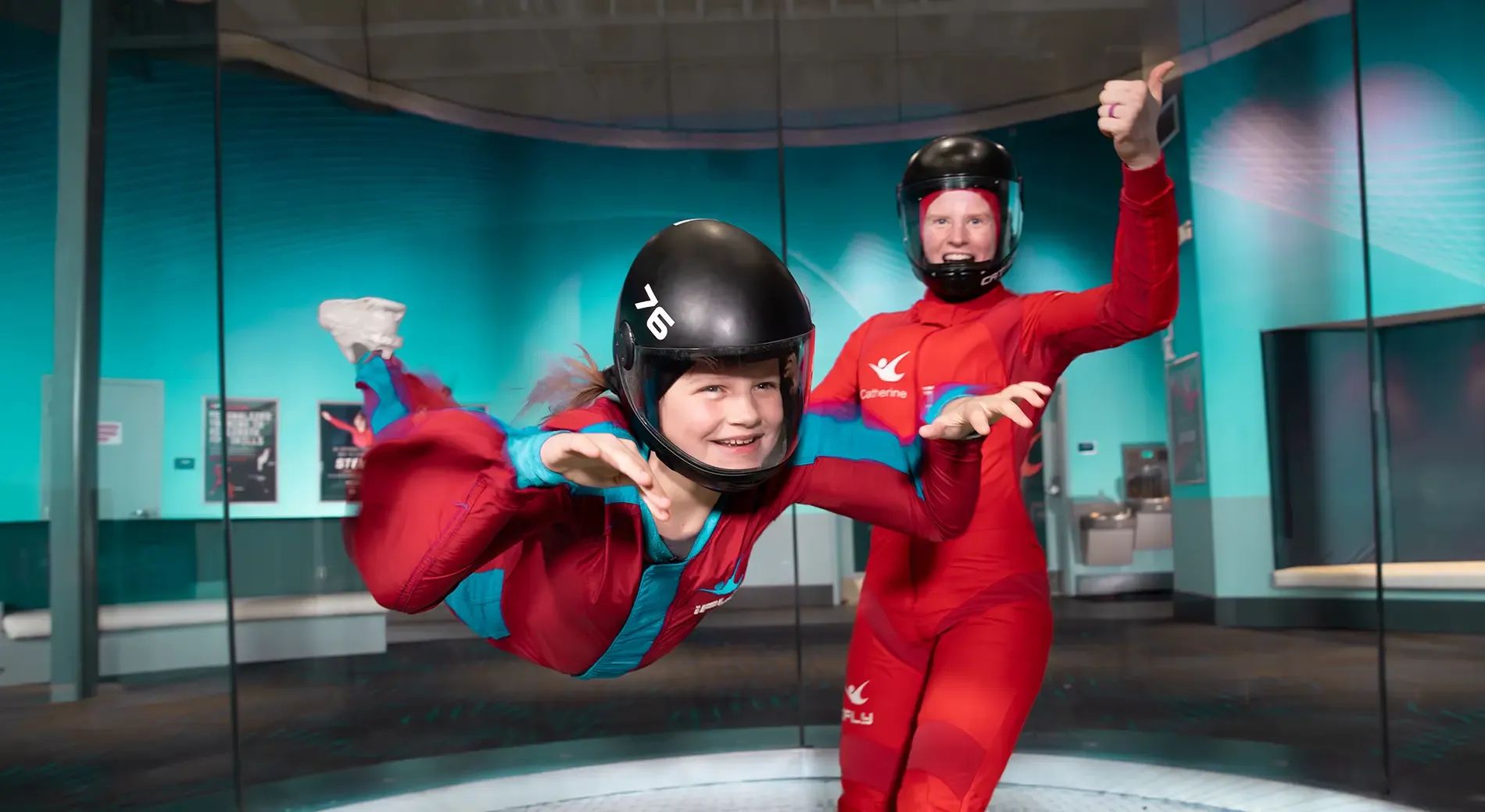 Enfant faisant du parachutisme en salle chez iFly à New York