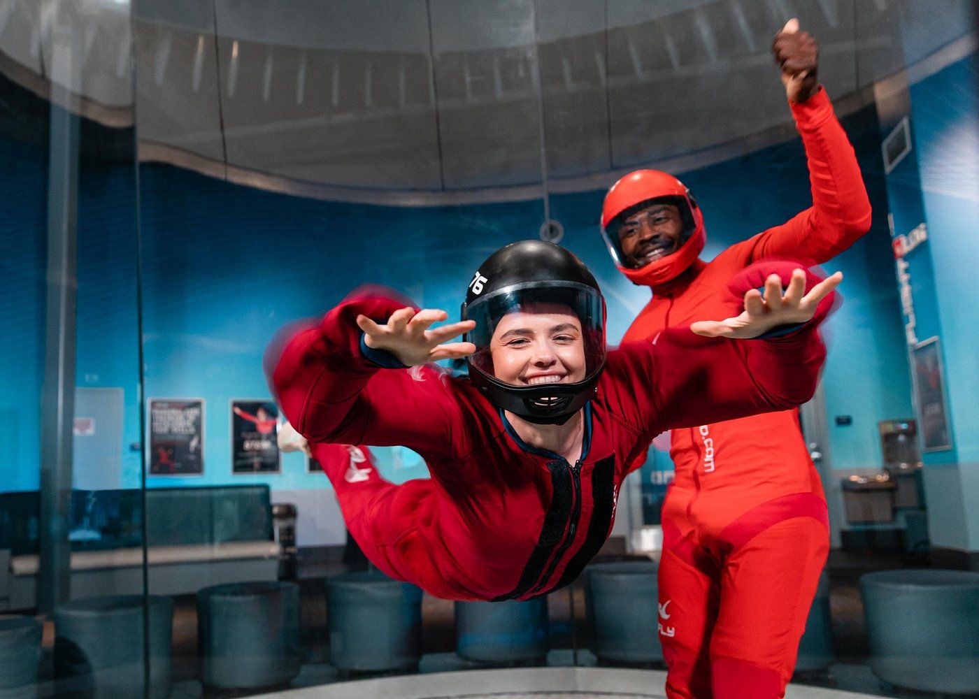 Jeune femme faisant du parachutisme en salle chez iFly à New York