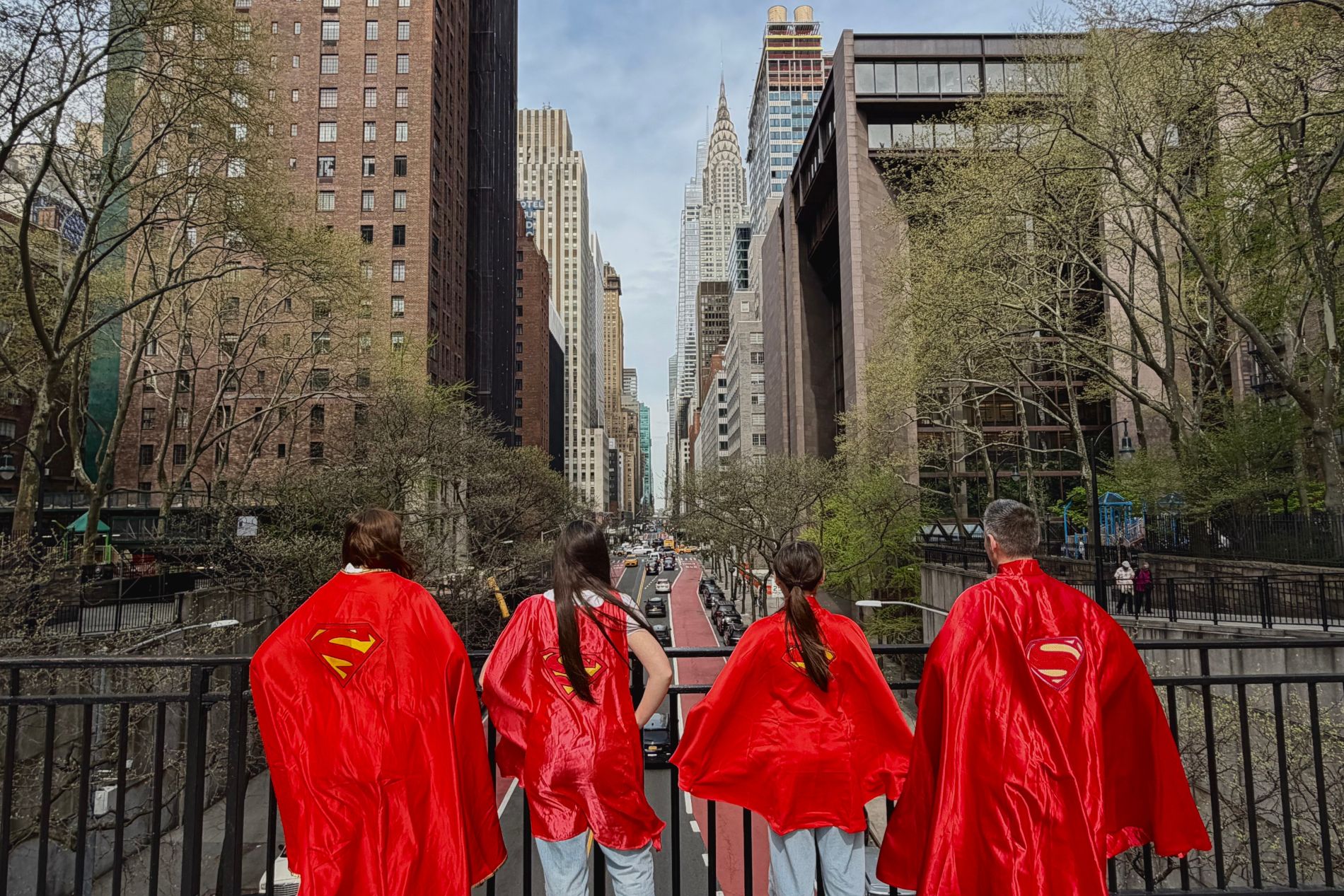 Famille avec la cape de Superman devant le Chrysler Building à New York
