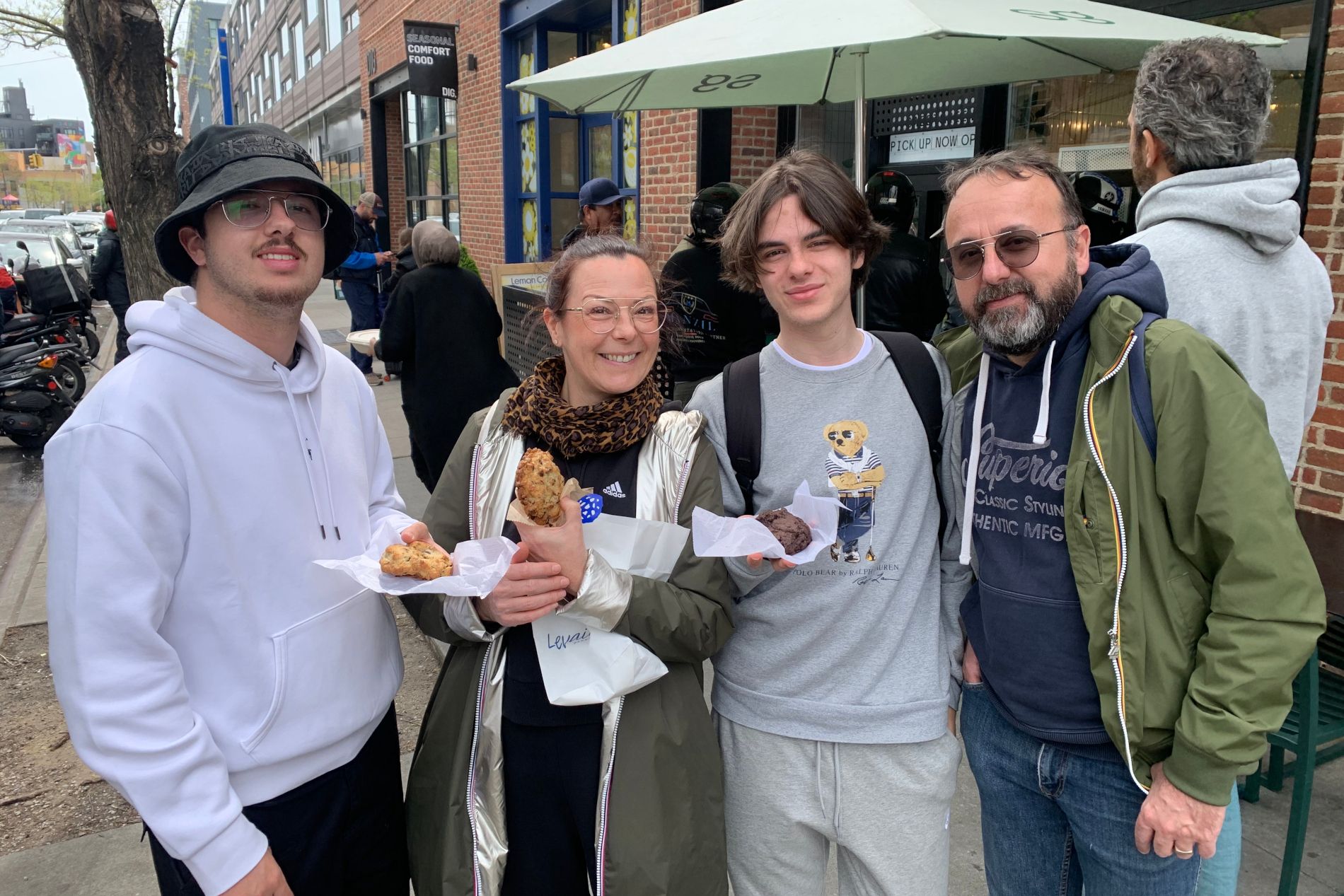 famille mangeant des cookies à New York