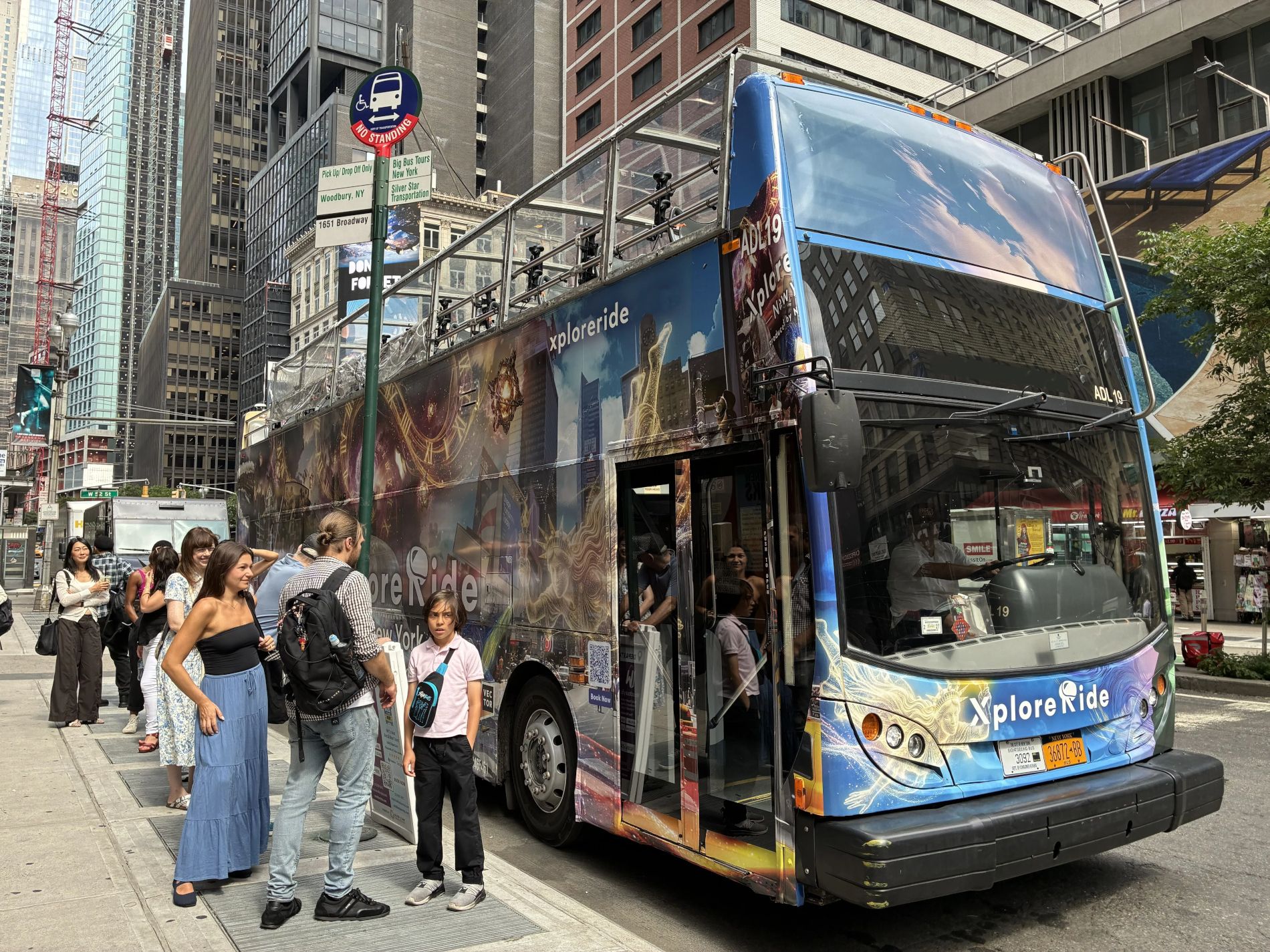 Touristes devant le bus de la visite immersive à New York
