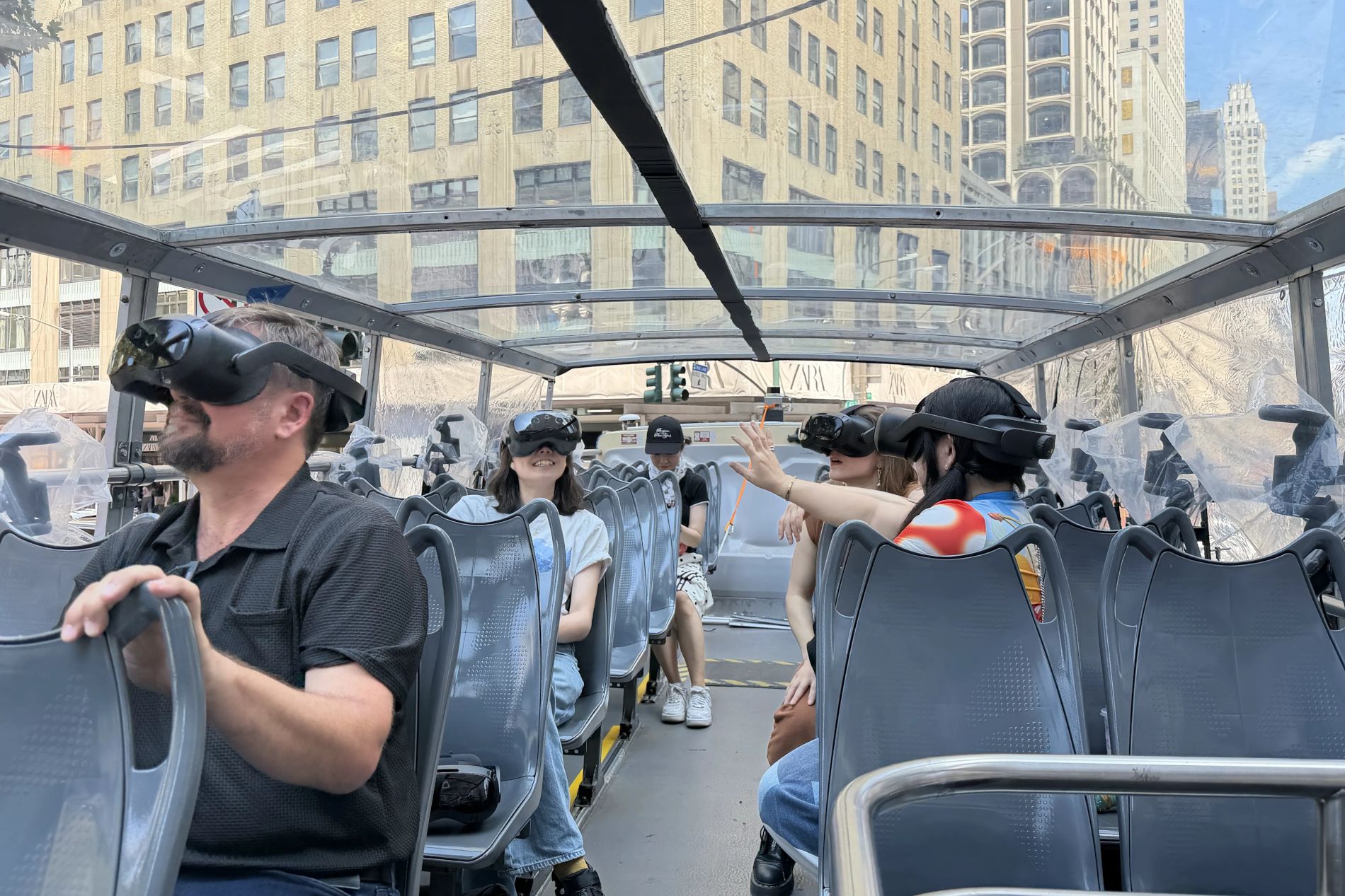 Touristes lors d'une visite en bus immersive à New York