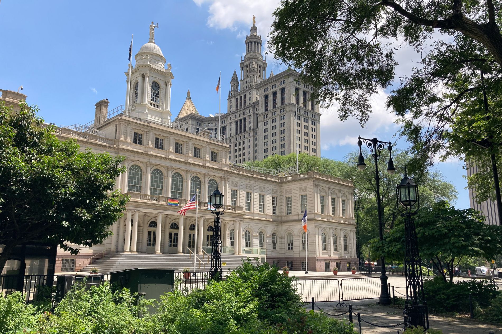La mairie de New York avec le Manhattan Municipal Building en fond