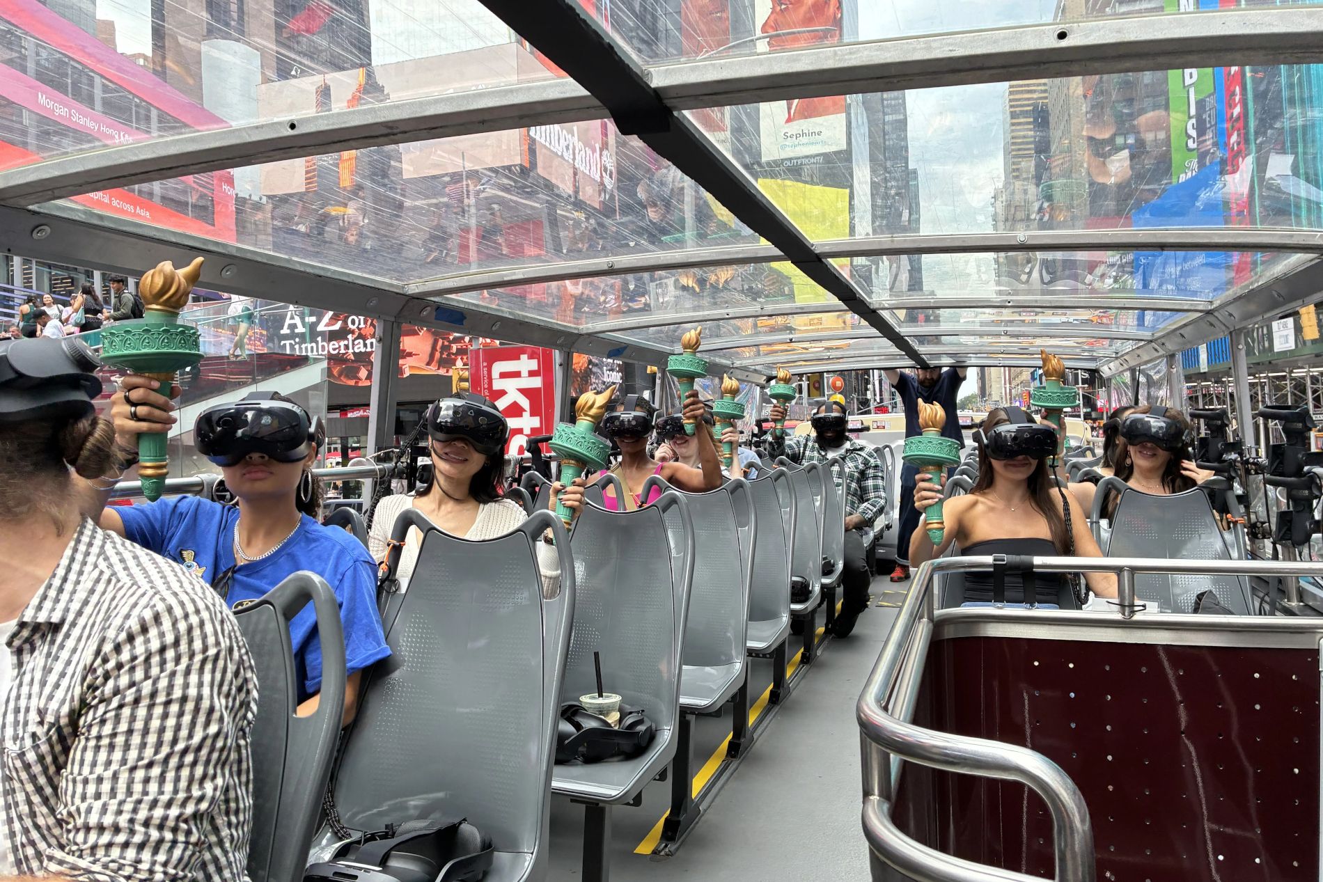 Touristes lors d'une visite en bus immersive à New York