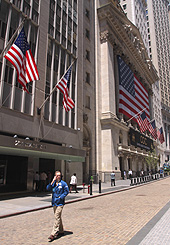 Un trader devant le New York Stock Exchange, la bourse de New York