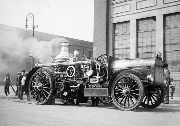 Un camion de pompiers au début du siècle dernier...
