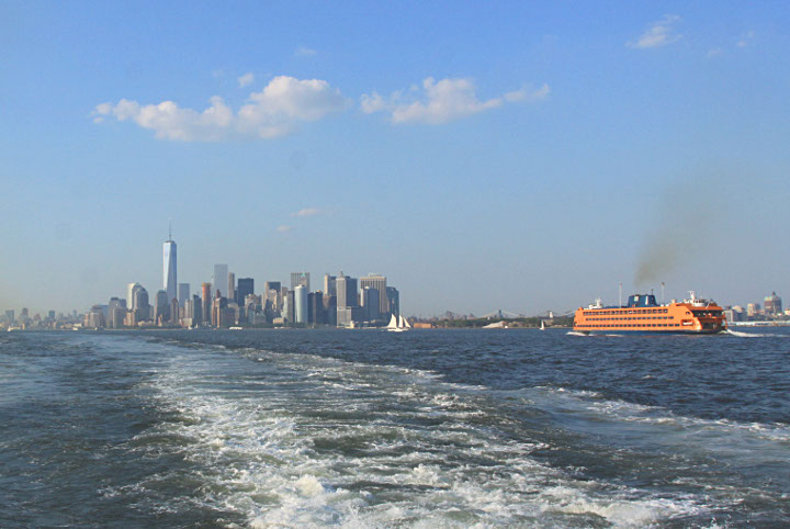 Un ferry et la skyline de Manhattan aujourd'hui. (Photo Didier Forray)