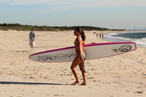 Une surfeuse à Sandy Hook